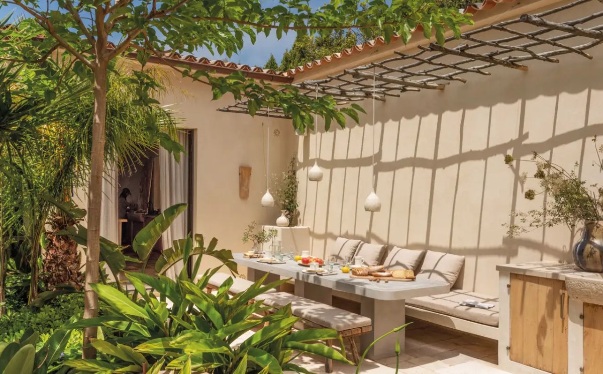 Antes de que llegue el verano, para lograr buena sombra en la terraza, evita errores como forzar grandes árboles o saturar el espacio